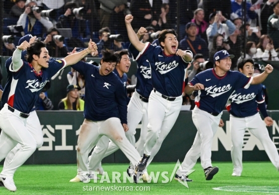 극적 8강 진출 확정 후 기뻐하는 한국 대표팀 선수들. /로이터=뉴스1