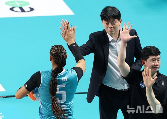 실바(왼쪽)와 이영택 감독. /사진=뉴시스