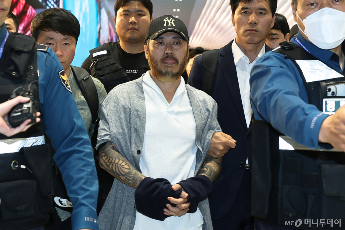 (인천공항=뉴스1) 안은나 기자 = 필리핀에서 복역 중이던 이른바 '마약왕' 박왕열(48)이 25일 한국으로 송환, 인천국제공항에서 이송되고 있다. (공동취재) 2026.3.25/뉴스1  Copyright © 뉴스1. All rights reserved. 무단 전재 및 재배포,  AI학습 이용 금지. /사진=(인천공항=뉴스1) 안은나 기자