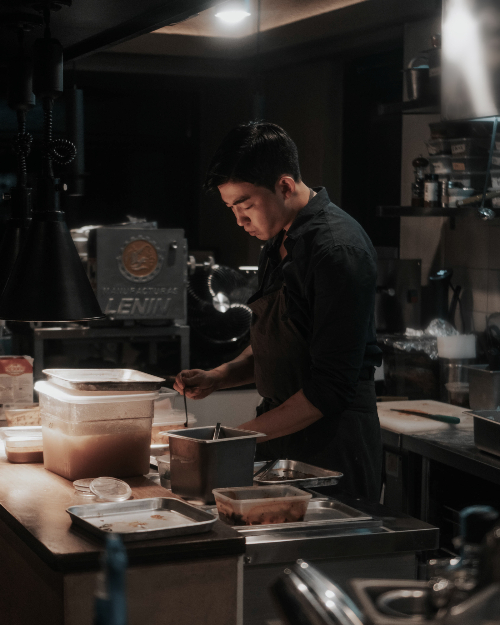 진우범 셰프가 자신의 레스토랑에서 요리하고 있는 모습./