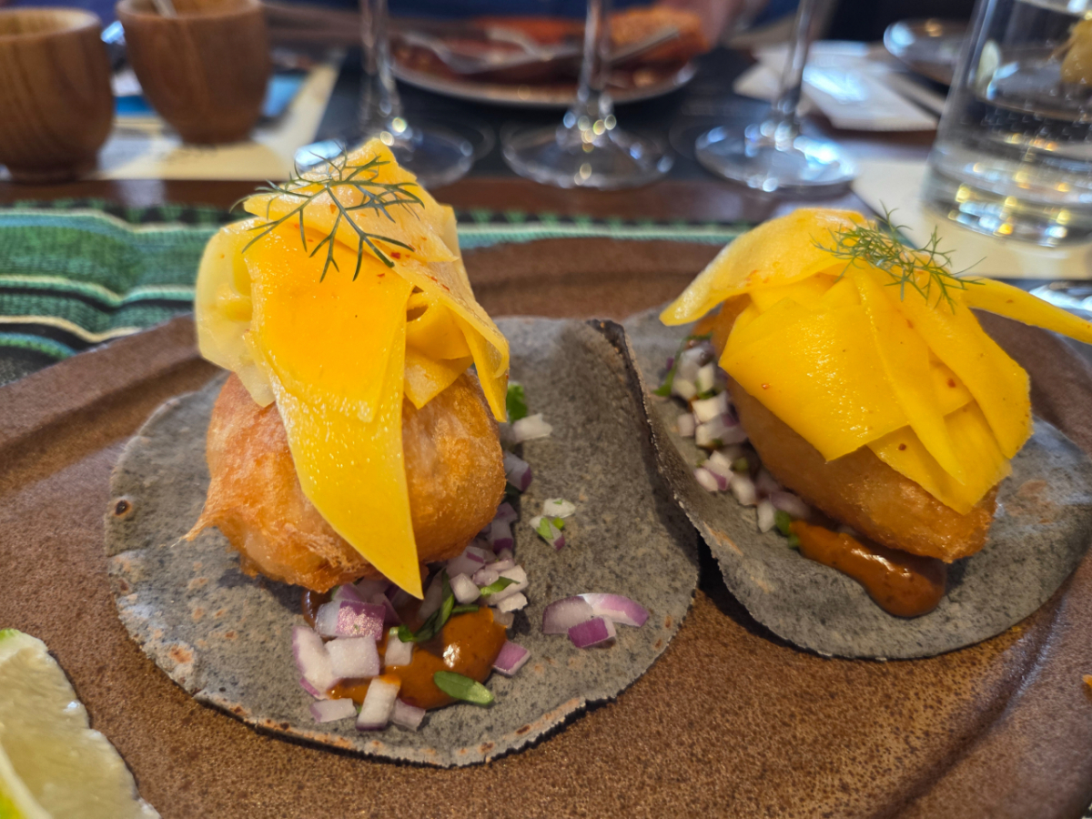 서울 성수 '엘몰리노'에서 맛볼 수 있는, 발효 배터에 튀긴 대구를 사용한 바하 캘리포니아식 생선 타코인 '배터드 피쉬 타코'./사진=차현아 기자.