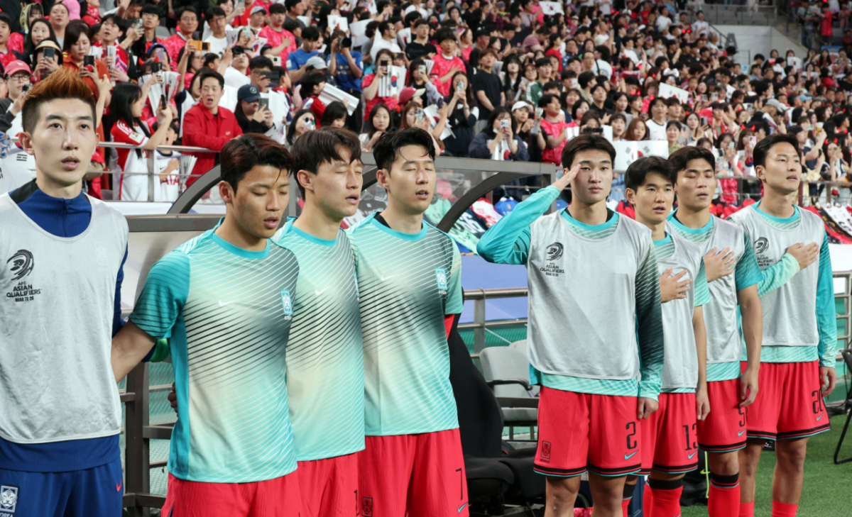 지난해 6월 10일 서울월드컵경기장에서 북중미월드컵 최종예선 마지막 경기인 쿠웨이트전에서 선발이 아닌 교체로 출전했던 손흥민(왼쪽 4번째). /사진=강영조 선임기자