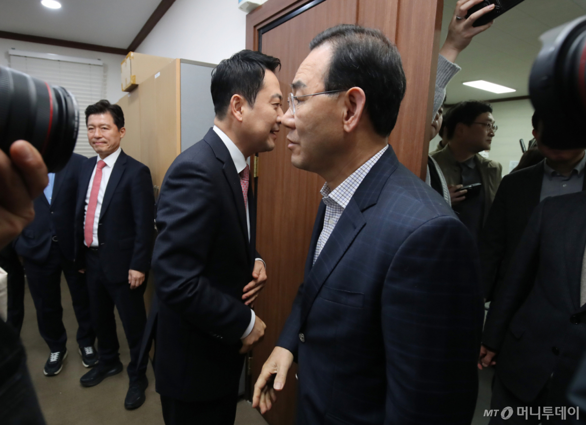 (대구=뉴스1) 공정식 기자 = 장동혁(왼쪽) 국민의힘 대표가 22일 오전 대구 수성구 국민의힘 대구시당에서 열린 간담회에 참석해 주호영 의원과 인사 나눈 뒤 스쳐 지나고 있다. 2026.3.22/뉴스1  Copyright © 뉴스1. All rights reserved. 무단 전재 및 재배포,  AI학습 이용 금지. /사진=(대구=뉴스1) 공정식 기자