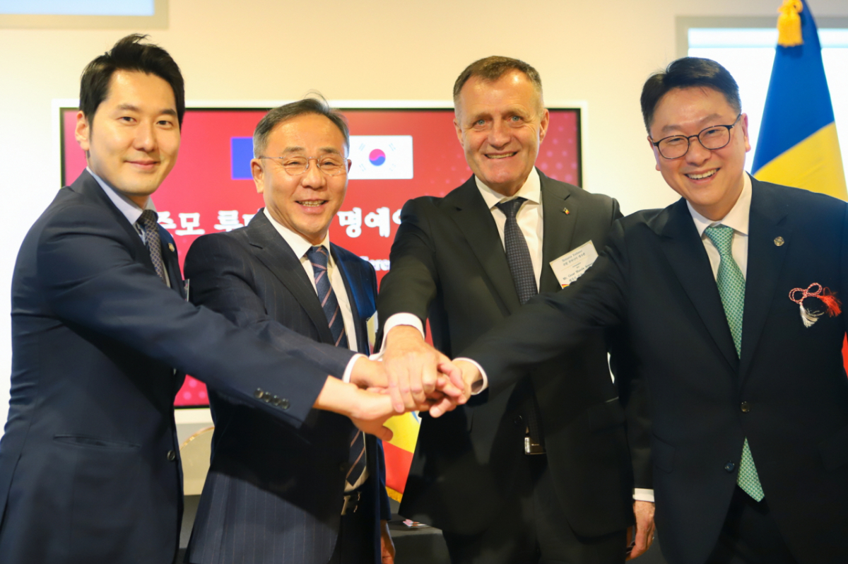 체자르 주한 루마니아 대사(왼쪽 3번째)와 강준모 서울벤처대학원대 총장(오른쪽)이 기념촬영하고 있다./사진제공=호서대