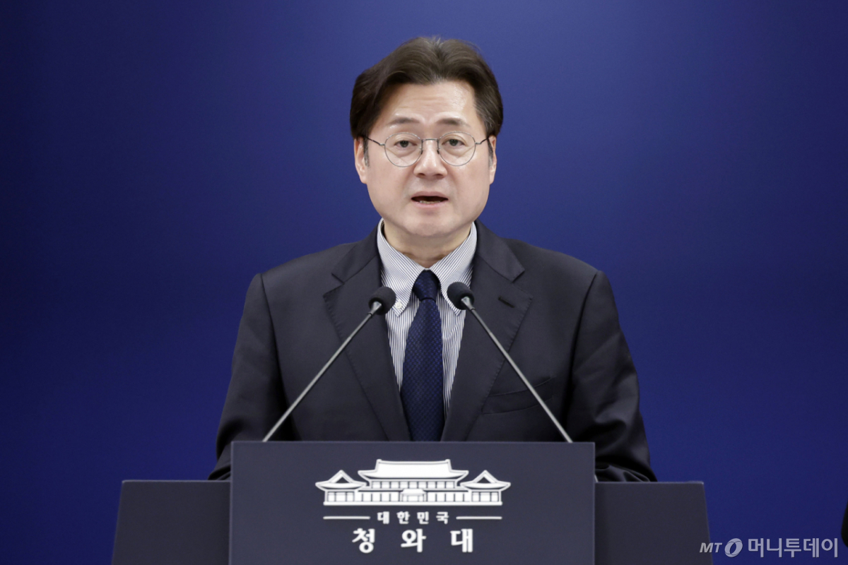 [서울=뉴시스] 최동준 기자 = 홍익표 정무수석이 25일 청와대에서 비상경제상황실 구성 관련 브리핑을 하고 있다. 2026.03.25. photocdj@newsis.com /사진=최동준