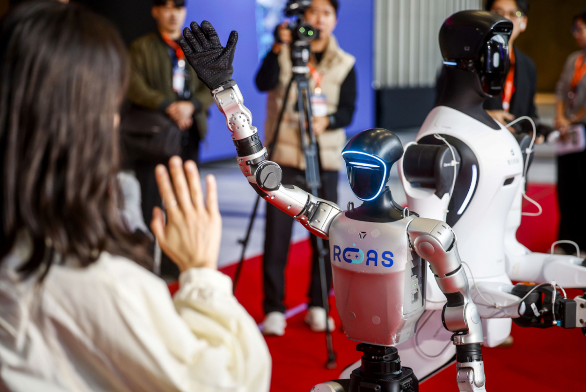 [서울=뉴시스]  = 4일 서울 강남구 코엑스에서 열린 2026 스마트공장·자동화산업전에서 직원이 유니트리의 휴머노이드 로봇 G1과 인사를 나누고 있다.