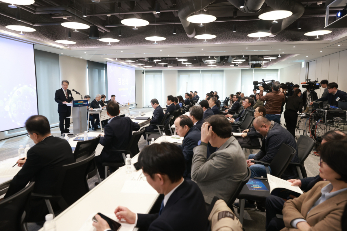 김성식 국민경제자문회의 부의장이 25일 오후 2시 서울 종로구 센트로폴리스에서 열린 'K-경제안보, 전략과 핵심과제' 공개포럼 개회사를 하고 있다./사진제공=국민경제자문회의