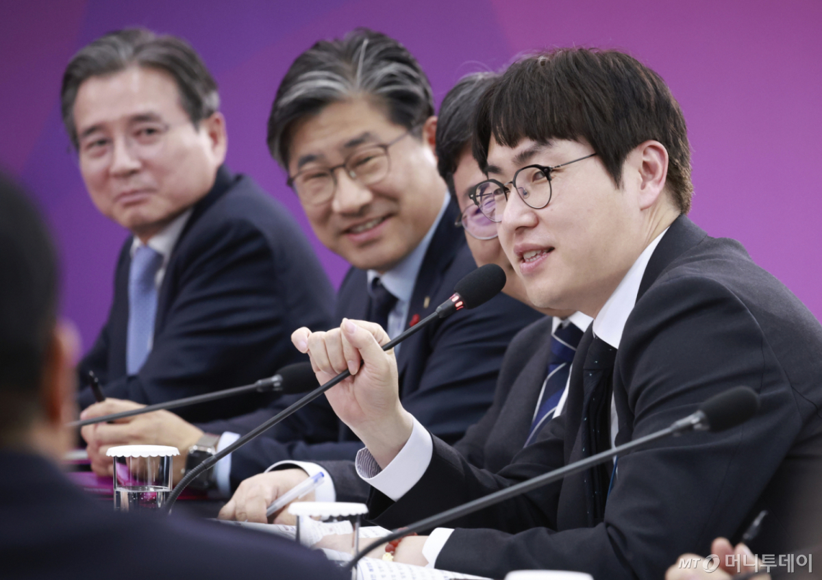 [부산=뉴시스] 최동준 기자 = 하정우 AI미래기획수석이 23일 부산 동구 해양수산부 청사에서 열린 해수부 업무보고에서 발언하고 있다. 2025.12.23. photocdj@newsis.com /사진=최동준