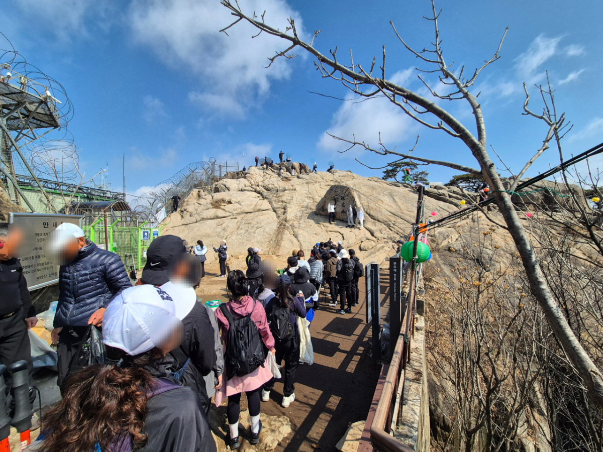 관악산 연주대 정상에서 대기하는 등산객들 모습. 평일 이른 아침임에도 30여명의 대기인원이 계속 유지됐다. /사진=박진호 기자.