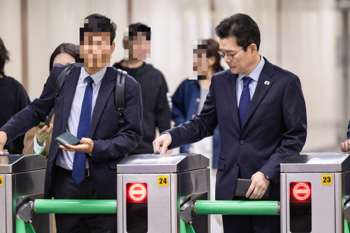 25일 지하철을 이용해 일정을 소화하는 정원오 더불어민주당 서울시장 예비후보 /사진=정 후보 캠프