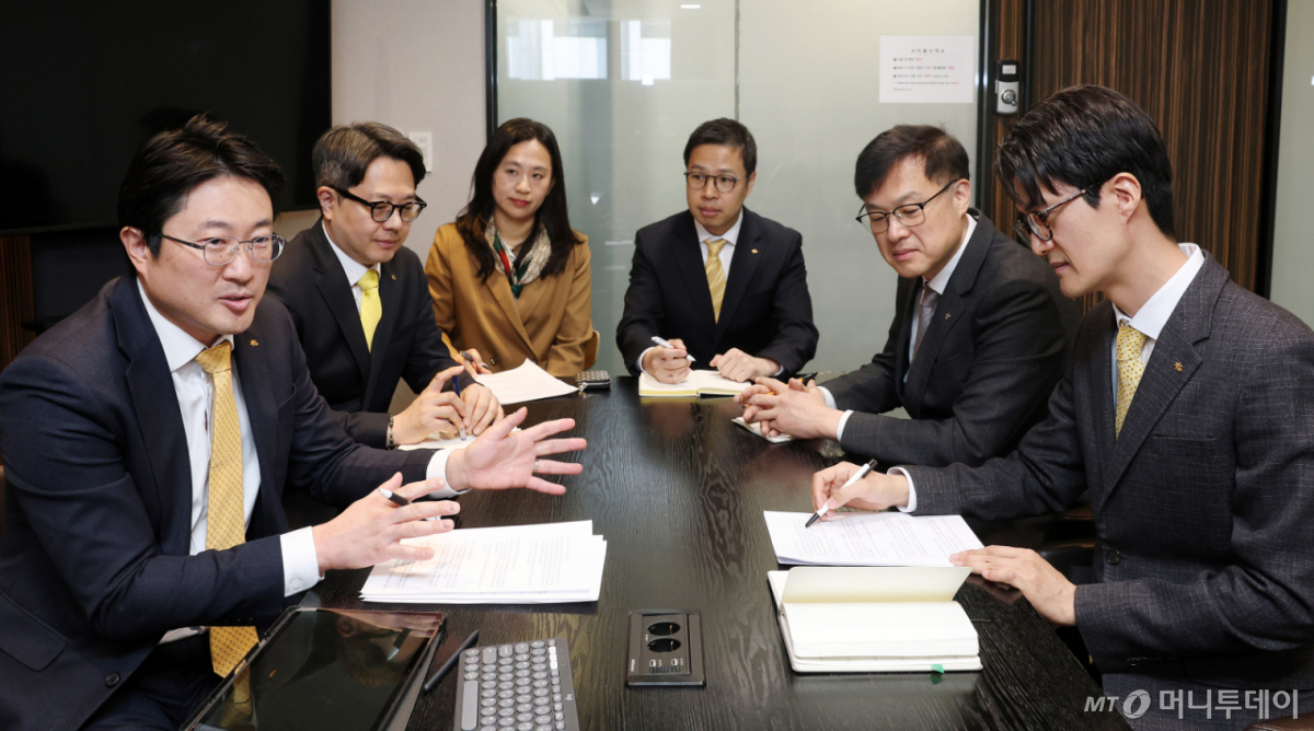 왼쪽부터 이상훈 WM추진 팀장, 노시태 WM추진부 부동산전문위원, 지혜진 WM추진부, 한병준 WM추진부 세무사, 곽재혁 WM추진부 수석전문위원, 차지휘 WM추진부 공인회계사. /사진=김창현