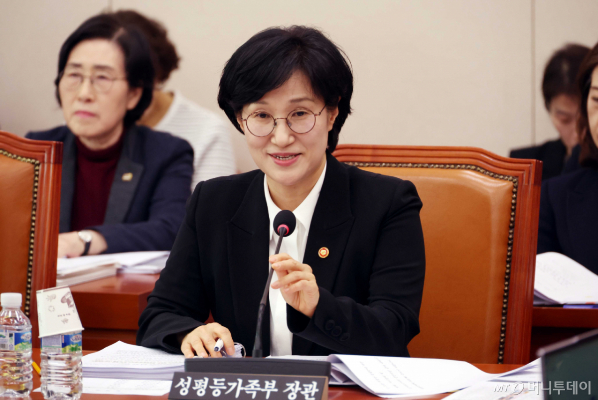 [서울=뉴시스] 조성봉 기자 = 원민경 성평등가족부 장관이 24일 오후 서울 여의도 국회에서 열린 성평등가족위원회 전체회의에서 의원 질의에 답변하고 있다. 2026.03.24.   /사진=조성봉
