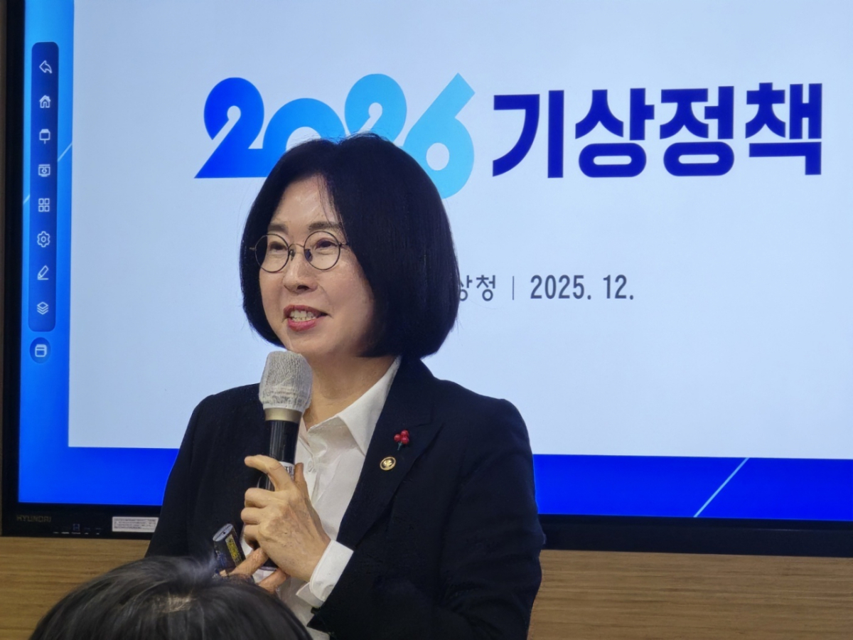 이미선 기상청장이 지난해 12월18일 서울 동작구 기상청 서울청사에서 2026년 추진할 주요정책에 대해 설명하고 있다. 기상청은 폭염특보에 '중대 경보'가 도입되고, 시간당 100㎜ 안팎의 재난성 호우에는 상위 단계의 긴급재난문자가 새로 발송된다. 지진 발생 시 대국민 조기경보 전달 시간도 최대 5초 이내로 단축된다. /사진=뉴스1.