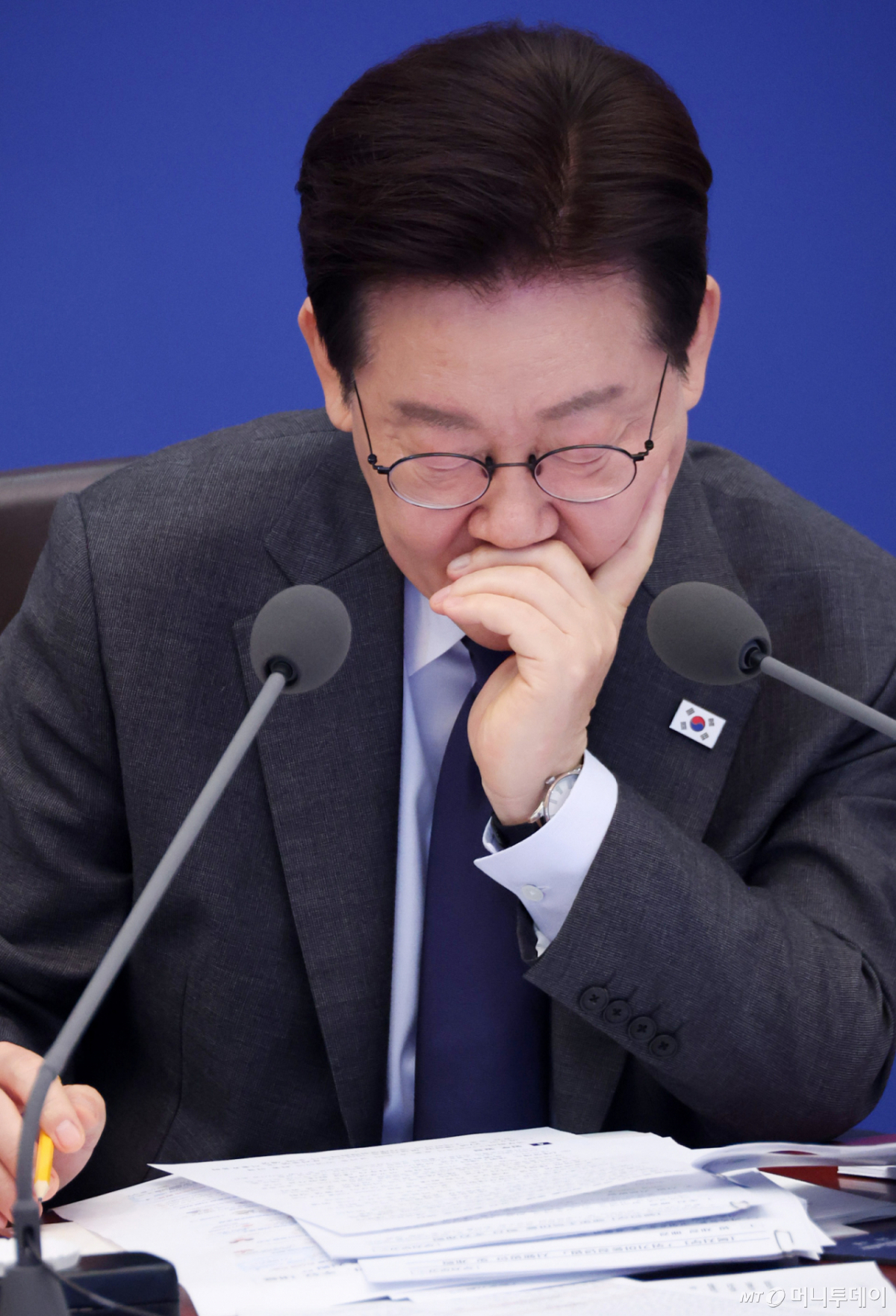 [서울=뉴시스] 최동준 기자 = 이재명 대통령이 24일 청와대에서 열린 국무회의에서 자료를 살펴보고 있다. 2026.03.24. photocdj@newsis.com /사진=