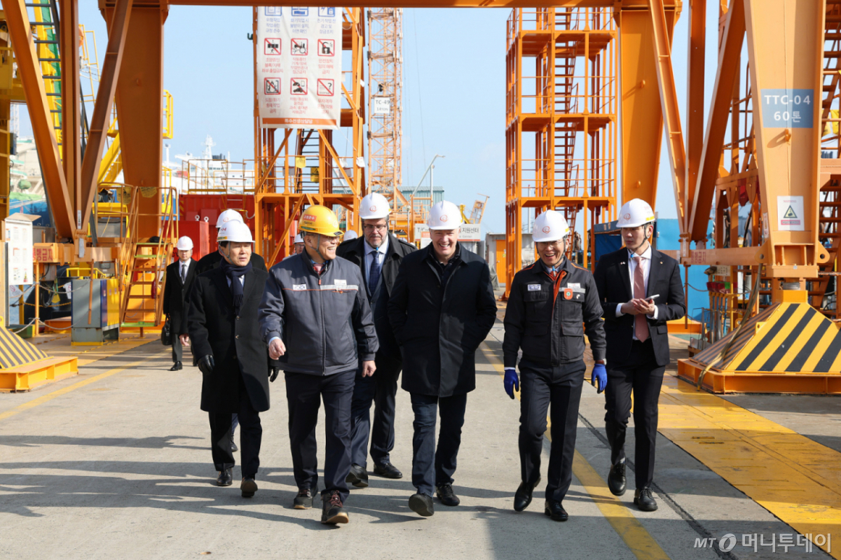 (서울=뉴스1) = 스티븐 퓨어 캐나다 국방조달 특임장관(가운데)이 2일 한화오션 거제사업장을 방문해 이두희 국방부 차관(왼쪽 첫 번째), 김희철 한화오션 대표(왼쪽 두 번째)와 함께 생산시설을 둘러보고 있다. (한화오션 제공. 재판매 및 DB 금지) 2026.2.2/뉴스1 Copyright © 뉴스1. All rights reserved. 무단 전재 및 재배포,  AI학습 이용 금지. /사진=(서울=뉴스1)