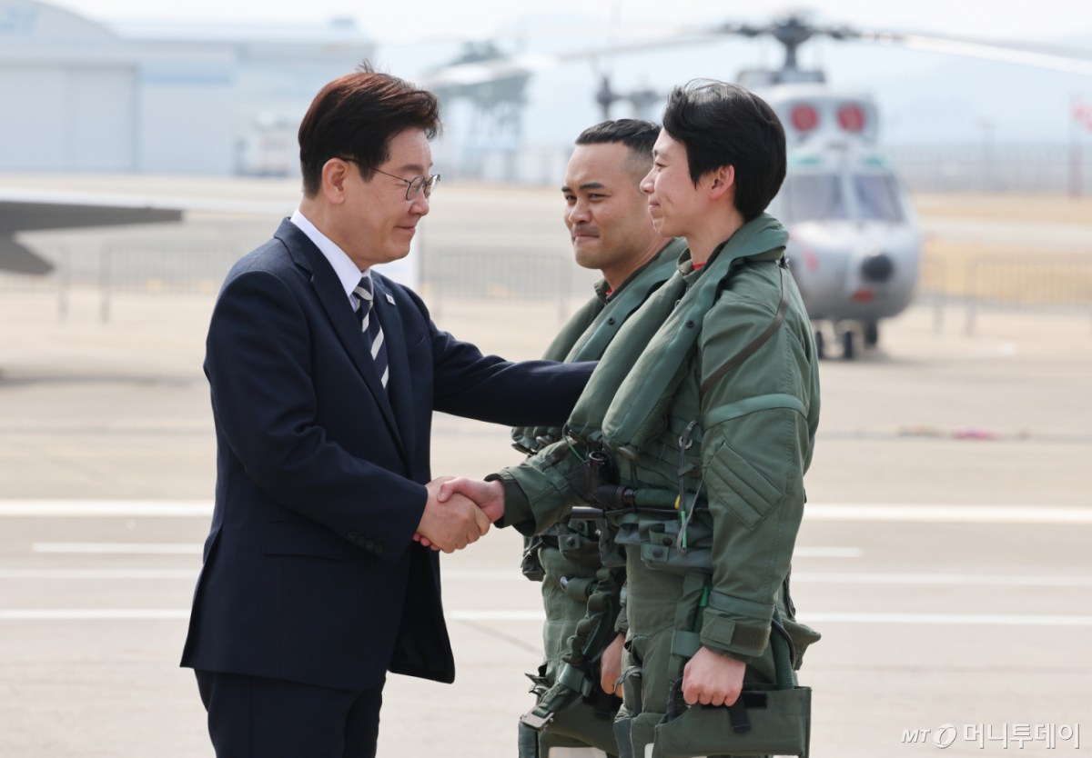 (사천=뉴스1) 이재명 기자 = 이재명 대통령이 25일 경남 사천 한국항공우주산업에서 열린 KF-21 양산 1호기 출고식에서 조종사를 격려하고 있다. 2026.3.25/뉴스1  Copyright © 뉴스1. All rights reserved. 무단 전재 및 재배포,  AI학습 이용 금지. /사진=(사천=뉴스1) 이재명 기자