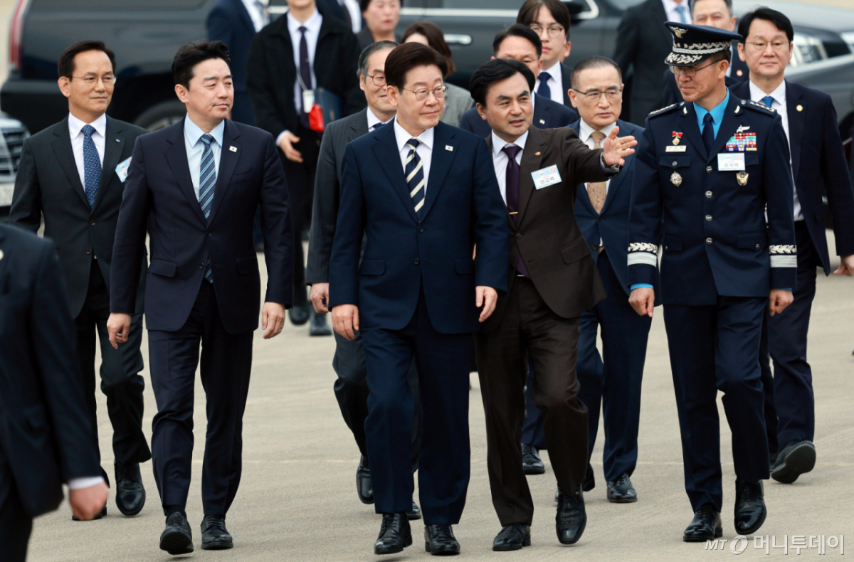 [사천=뉴시스] 고범준 기자 = 이재명 대통령이 25일 경남 사천 한국항공우주산업(KAI)에서 열린 KF-21 양산 1호기 출고식에 입장하고 있다. 2026.03.25. bjko@newsis.com /사진=