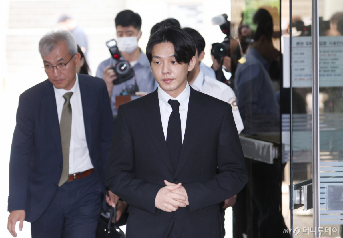 배우 유아인(본명 엄홍식)이 2023년 5월24일 오전 서울 서초구 중앙지방법원에서 진행된 구속전피의자심문(영장실질심사)에 출석하고 있다. 2023.05.24 /사진=머니투데이 DB