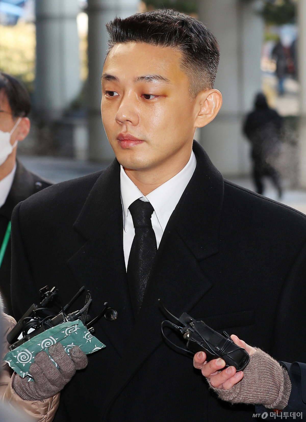 배우 유아인(본명 엄홍식)이 2024년 1월22일 오전 서울 서초구 중앙지법에서 열린  공판에 출석하고 있다. 2024.01.22 /사진=머니투데이 DB