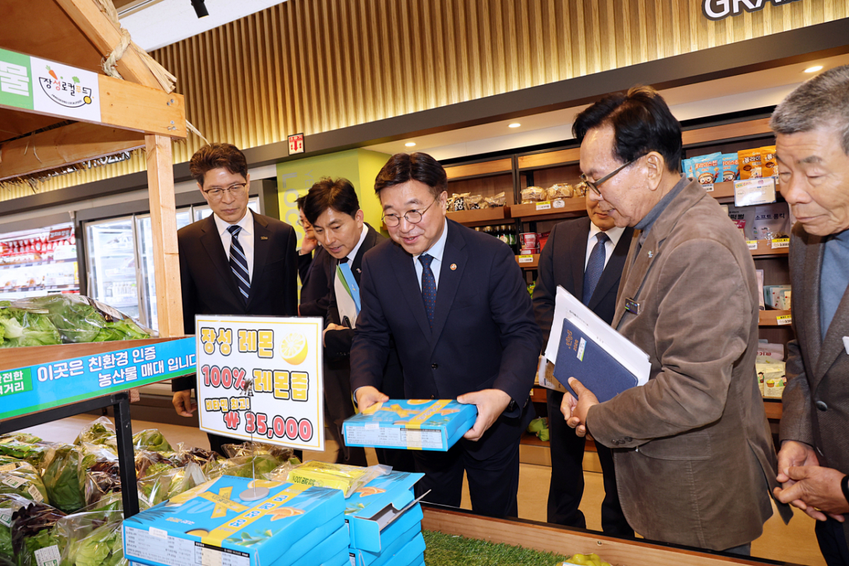  윤호중 행정안전부 장관이 25일 오전 광주광역시 북구 소재 장성로컬푸드 첨단직매장을 방문해 지역 농산물을 직접 구매하고 있다. /사진제공=행정안전부