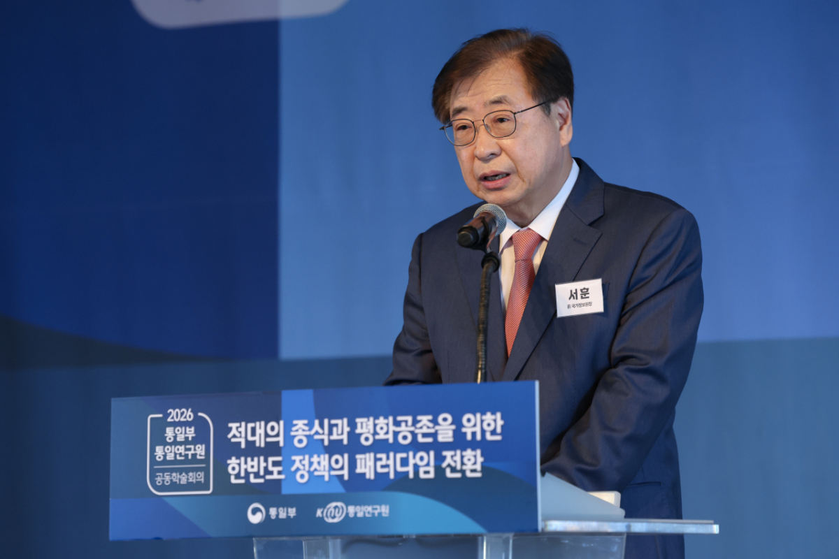 서훈 전 국가정보원장이 25일 서울플라자호텔에서 열린 '적대의 종식과 한반도 정책의 패러다임 전환' 주제의 통일부·통일연구원 공동학술회의에서 기조연설을 하고 있다./사진제공=통일부