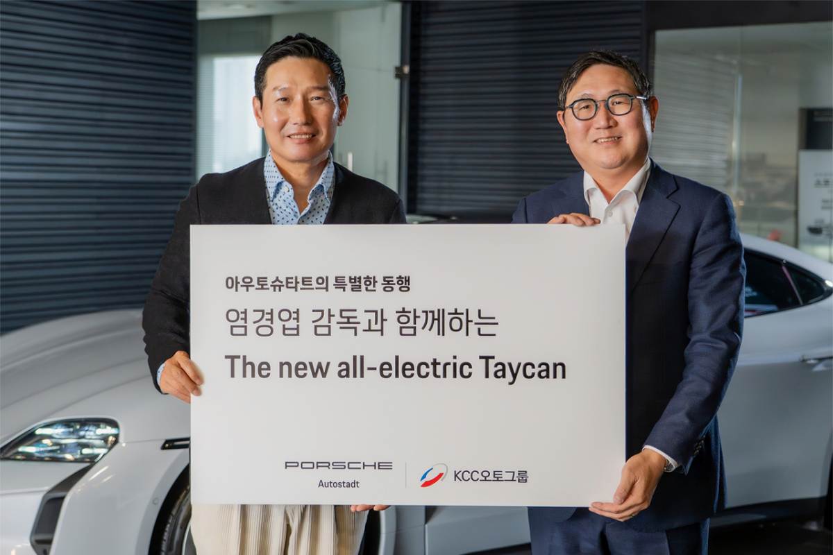 염경엽(왼쪽) LG 트윈스 감독과 아우토슈타트 이광호 대표이사.  /사진=아우토슈타트 제공