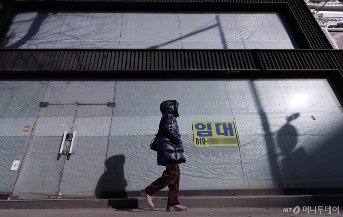 (서울=뉴스1) 박지혜 기자 = 25일 서울 종로2가 대로변 건물에 임대 문구가 붙어 있다.  지난해 새 정부 출범 이후 추경을 통한 소비쿠폰 지급에도 자영업자는 4만명 가까이 감소해 코로나19 발병 이후 최대 감소폭을 기록했다.  이날 국가데이터처의 국가통계포털(KOSIS)에 따르면 지난해 전국 자영업자 수는 562만 명으로 전년보다 3만8000명 줄었다.  2026.1.25/뉴스1  Copyright © 뉴스1. All rights reserved. 무단 전재 및 재배포,  AI학습 이용 금지. /사진=(서울=뉴스1) 박지혜 기자