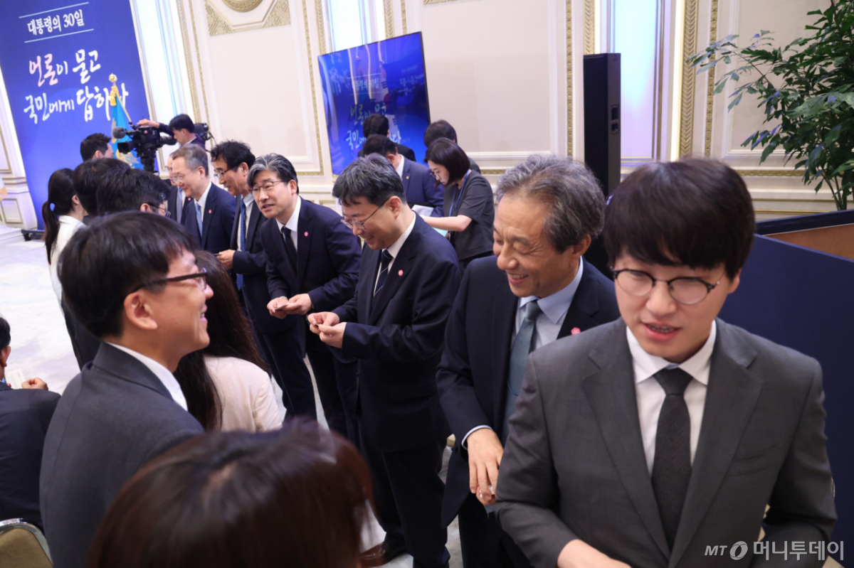 [서울=뉴시스] 고범준 기자 = 3일 청와대 영빈관에서 열린 '대통령의 30일, 언론이 묻고 국민에게 답하다' 기자회견에 앞서 수석비서관들이 취재진과 인사를 나누고 있다. (대통령실통신사진기자단) 2025.07.03. bjko@newsis.com /사진=