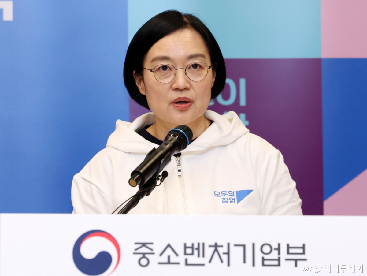 [서울=뉴시스] 이영환 기자 = 한성숙 중소벤처기업부 장관이 25일 오후 서울 서초구 드림플러스 강남에서 국가창업시대 전략회의 관련 브리핑을 하고 있다. 2026.03.25. 20hwan@newsis.com /사진=이영환