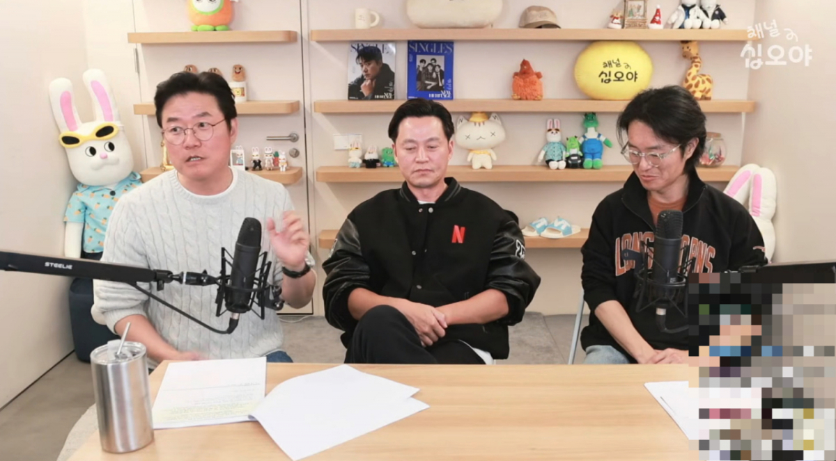 나영석 PD와 배우 이서진, 김대주 작가가 유튜브 채널 '채널십오야'에서 진행된 라이브 방송에서 7년 만에 연락온 친구 결혼식 참석에 대한 생각을 밝혔다. /사진=유튜브 채널 '채널십오야' 영상