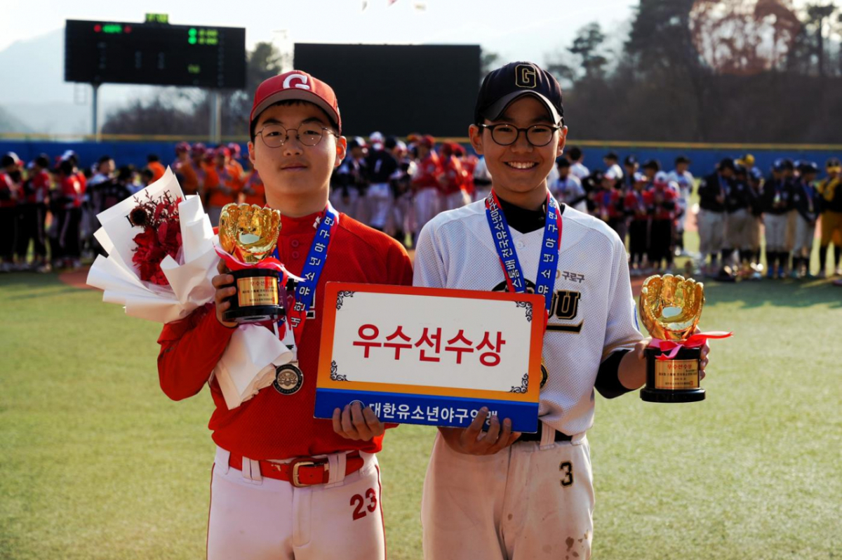 대회 우수선수상을 받은 조희준(왼쪽, 경기 과천시유소년야구단)과 김가람(서울 구로구유소년야구단). /사진=대한유소년야구연맹