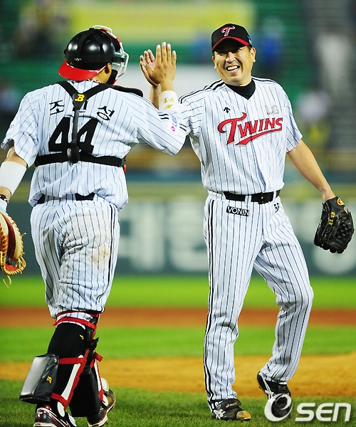 당시 주전 포수였던 조인성과 하이파이브를 하는 오카모토(오른쪽).