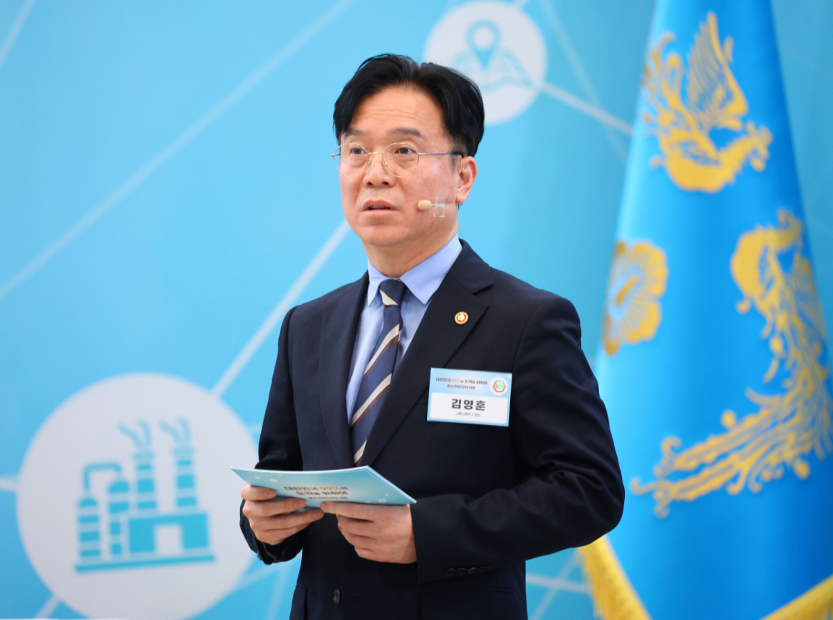 김영훈 고용노동부 장관이 20일 청와대에서 열린 이재명 대통령 주재 '중소기업인과의 대화'에서 발제하고 있다. /사진=청와대통신사진기자단