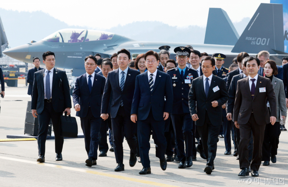 (사천=뉴스1) 이재명 기자 = 이재명 대통령이 25일 경남 사천 한국항공우주산업에서 열린 KF-21 양산 1호기 출고식을 마친 뒤 생산현장으로 이동하고 있다. 2026.3.25/뉴스1  Copyright © 뉴스1. All rights reserved. 무단 전재 및 재배포,  AI학습 이용 금지. /사진=(사천=뉴스1) 이재명 기자