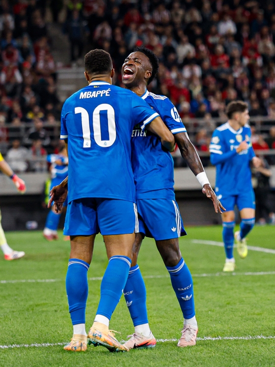 비니시우스 주니오르(오른쪽)가 그리스 피레아스 카라이스카키스 스타디움에서 열린 2025~2026시즌 챔피언스리그 리그 페이즈 5라운드 경기에서 킬리안 음바페와 포옹하고 있다. /사진=레알 마드리드 공식 사회관계망서비스(SNS)