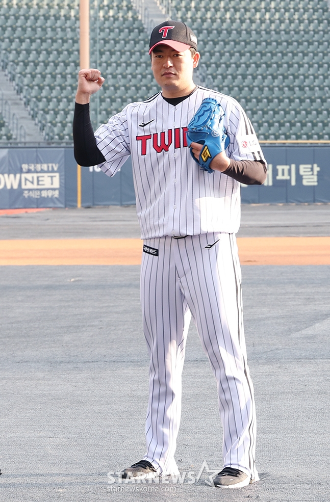 2025년 1월 LG 시무식 후 포토타임을 갖고 있는 심창민. /사진=김진경 대기자