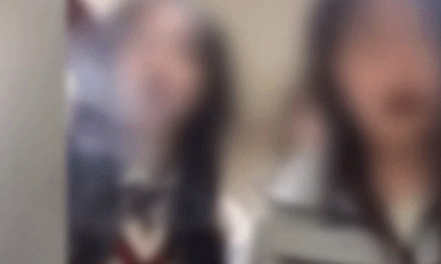 고등학교 학생들이 교내에서 흡연하는 모습이 담긴 영상이 SNS(소셜미디어)에서 확산하자 교육 당국이 조사에 나섰다./사진=JTBC '사건반장'