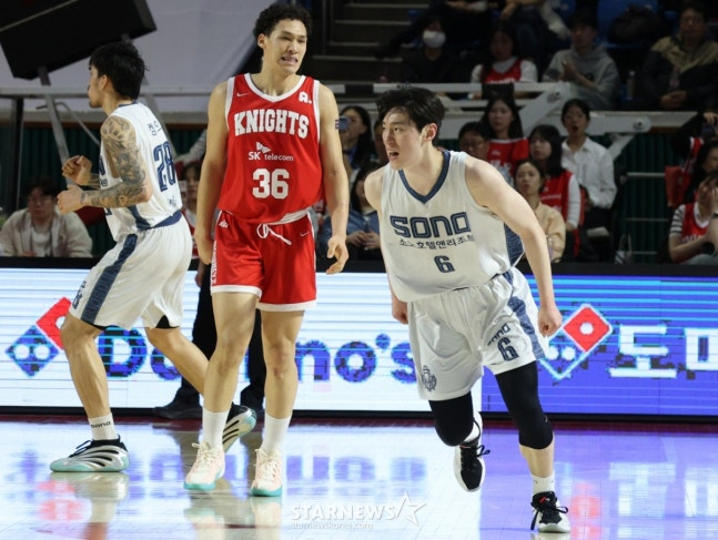 4쿼터 막판 3점슛을 성공시킨 이정현(오른쪽). /사진=김진경 대기자
