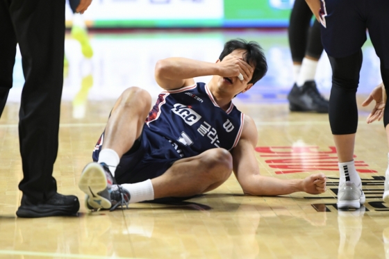 허훈이 코뼈를 부여잡고 고통스러워하고 있다. /사진=KBL제공