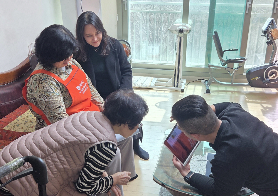 케어닥은 재단법인 행복커넥트를 AI돌봄서비스 파트너사로 선정하며 AI스피커를 활용한 방문요양서비스 고도화에 나선다는 전략이다. /사진=케어닥