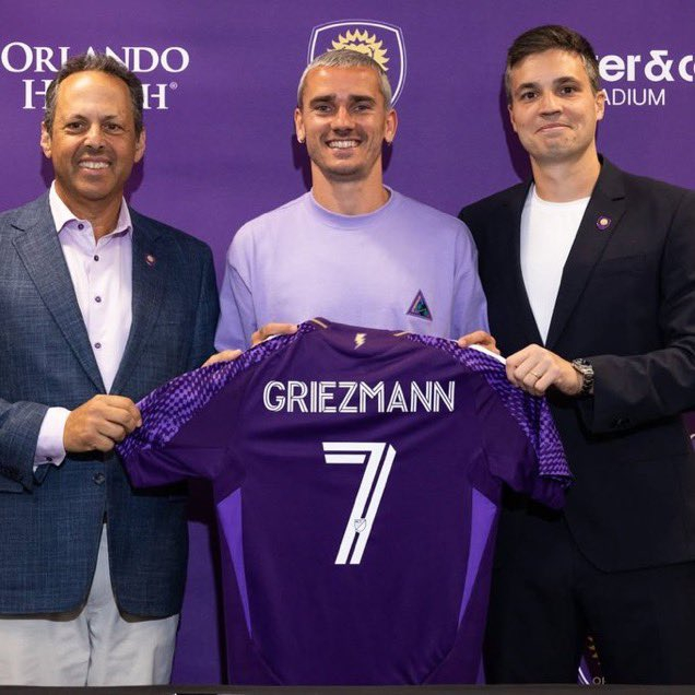 앙투안 그리즈만(가운데)이 올랜도 시티 7번 유니폼을 들고 미소짓고 있다. /사진=올랜도 시티 공식 사회관계망서비스(SNS)