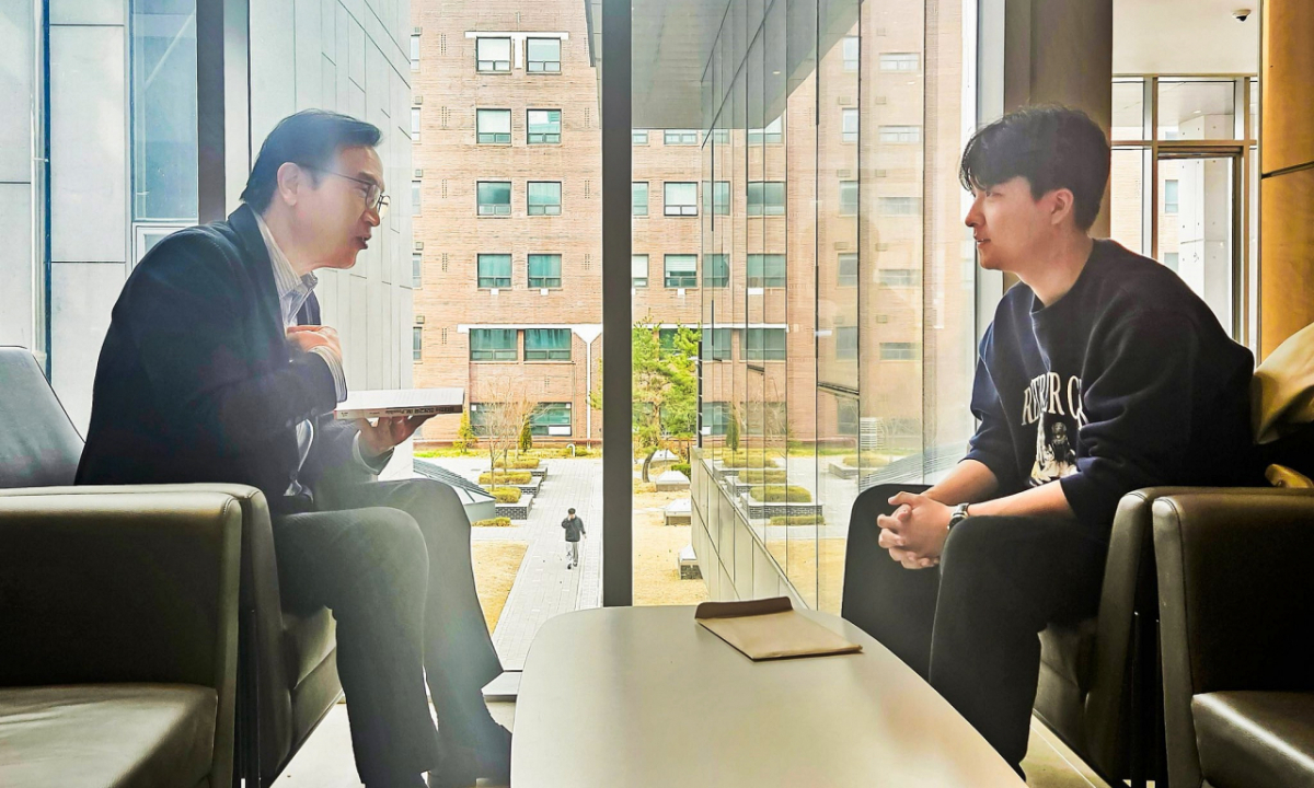 임태희 경기도교육감(왼쪽)과 경기 화성시 병점고 졸업생 유하진씨./사진=임태희 교육감 페이스북