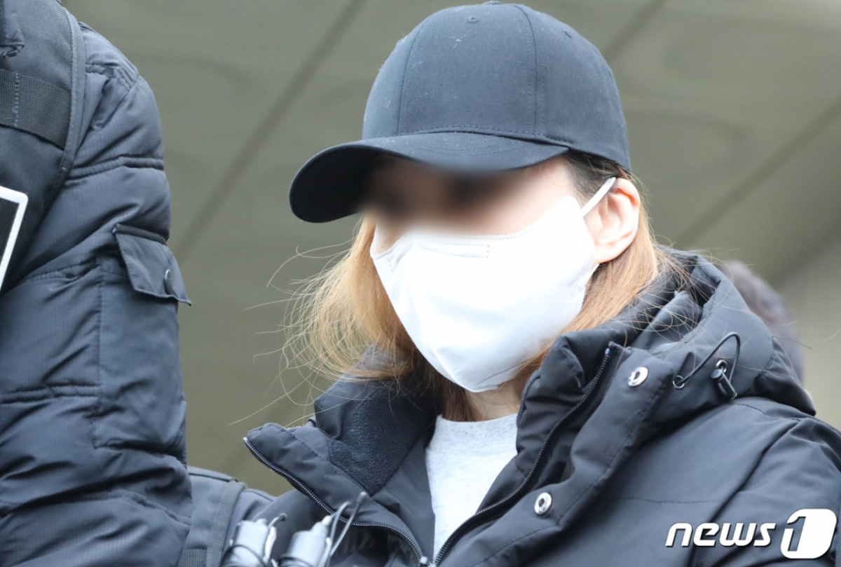 구미 사망 3세아의 40대 친모 석모씨가 2021년 3월17일 검찰로 송치되기 전 구미경찰서를 나서고 있다. 석씨는 " "DNA검사 인정하지 않는다. 억울하다"고 말했다. /사진=뉴스1