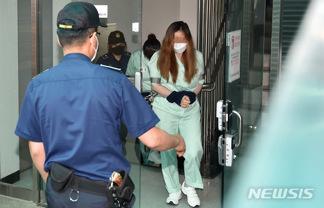 구미 3세 여아 사망 사건의 중심에 있는 친모 석모(48)씨가 2021년 6월17일 오전 대구지법 김천지원에서 열리는 3차 공판을 마친 후 호송차로 향하고 있다. /사진=뉴시스