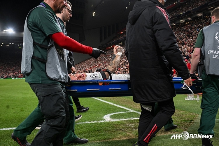 들것에 실려가는 노아 랑. /AFPBBNews=뉴스1