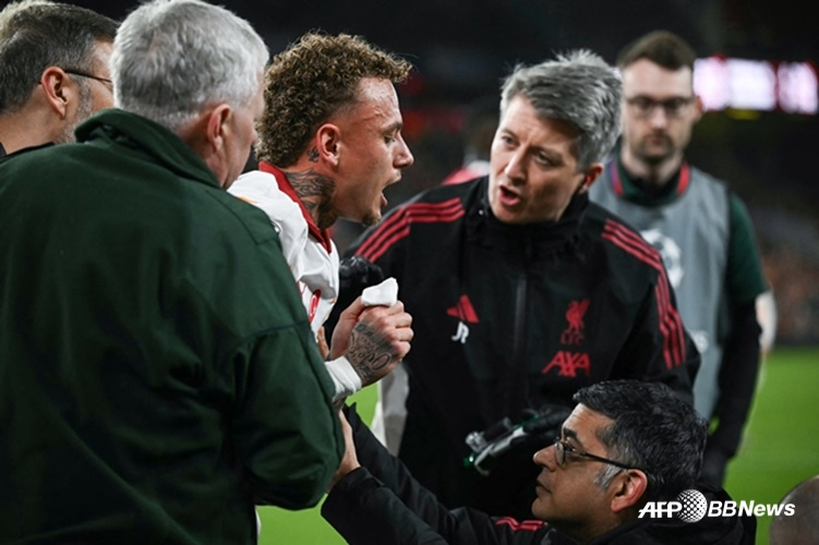 노아 랑이 손가락을 움켜 쥔 채 고통스러워하고 있다. /AFPBBNews=뉴스1