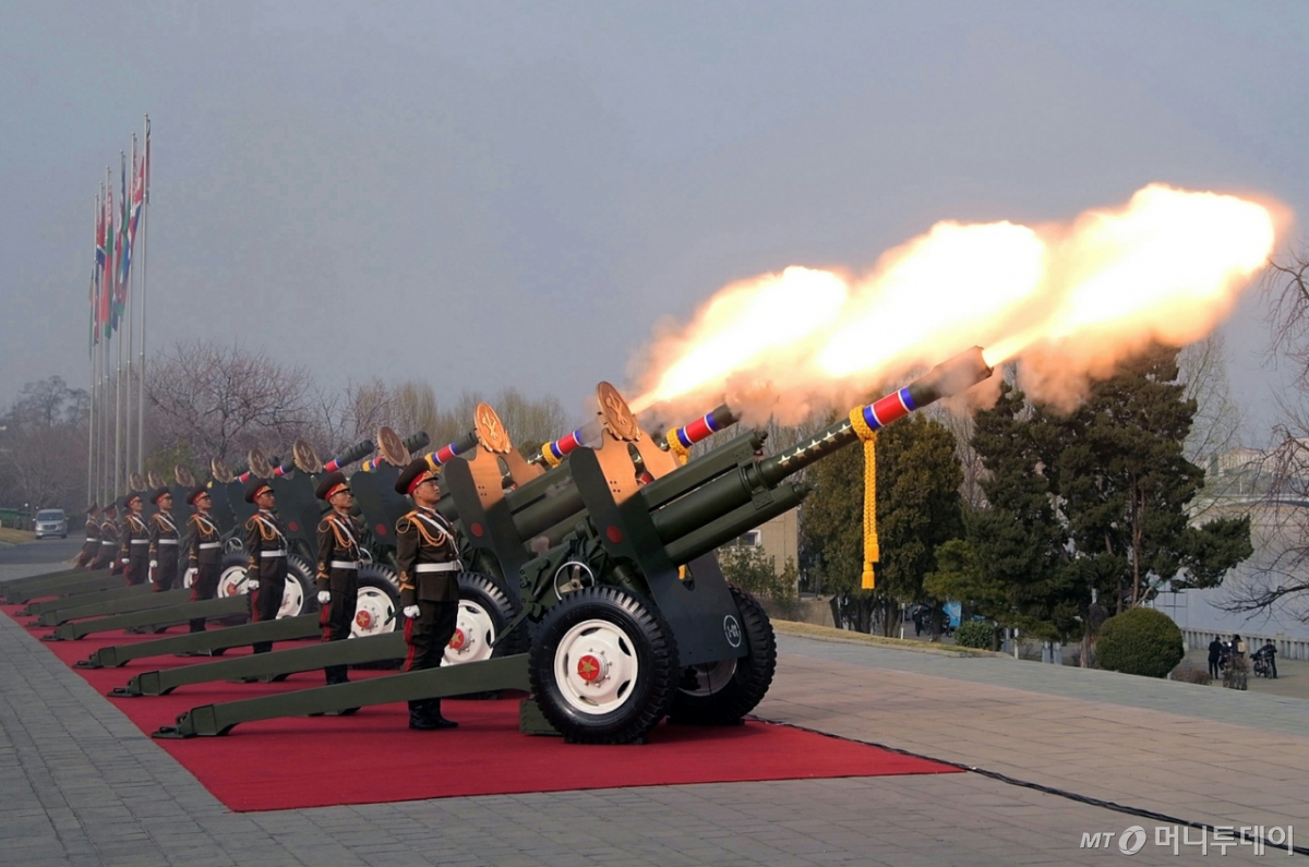 (평양 노동신문=뉴스1) = 북한 노동당 기관지 노동신문은 26일 "김정은 동지의 초청에 따라 우리나라를 공식방문하는 벨라루씨(벨라루스) 공화국 대통령 알렉싼드르 루까쉔꼬(알렉산드로 루카센코)동지를 환영하는 의식이 3월 25일 김일성광장에서 진행됐다"라고 보도했다.     [국내에서만 사용가능. 재배포 금지. DB 금지. For Use Only in the Republic of Korea. Redistribution Prohibited]  rodongphoto@news1.kr  Copyright © 뉴스1. All rights reserved. 무단 전재 및 재배포,  AI학습 이용 금지. 