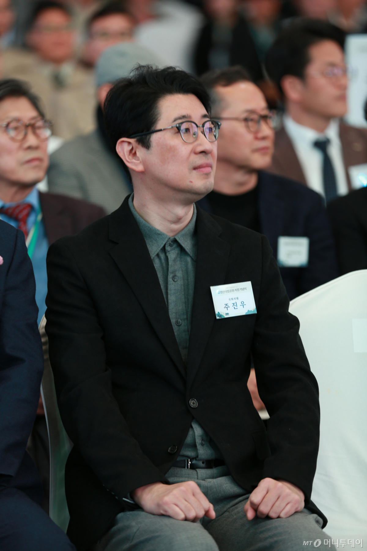 (부산=뉴스1) 임순택 기자 = 주진우 국민의힘 의원이 20일 부산 벡스코에서 열린 금정산국립공원 지정 기념식에서 식전공연을 감상하고 있다.2026.3.20/뉴스1 Copyright © 뉴스1. All rights reserved. 무단 전재 및 재배포, AI학습 이용 금지. /사진=(부산=뉴스1) 임순택 기자