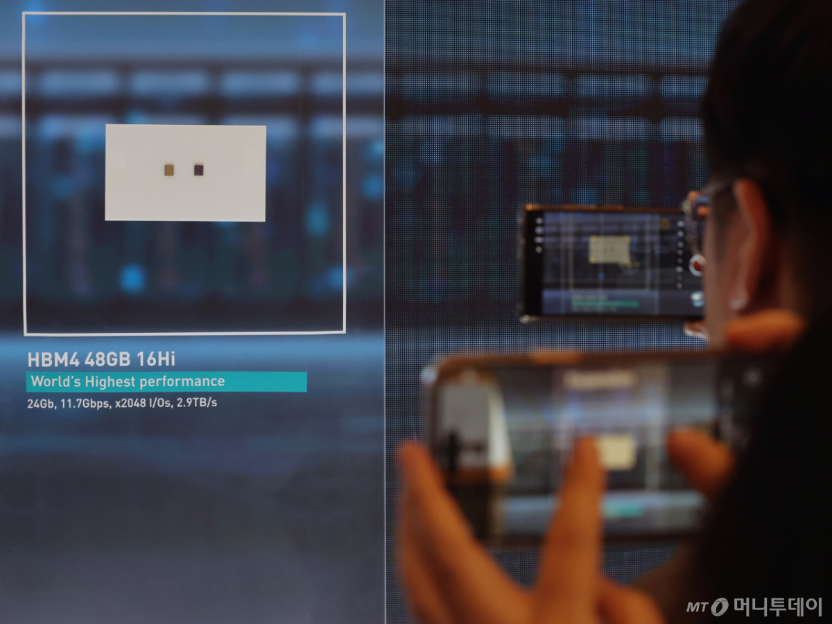 (라스베이거스=뉴스1) 황기선 기자 = 세계 최대 IT(정보기술)·가전 전시회 'CES 2026' 개막 사흘차인 8일(현지시간) 미국 네바다주 라스베이거스 베네치안호텔에 마련된 SK하이닉스 전시관에서 '프레스투어' 참석자가 'HBM4 48G 16Hi'를 촬영하고 있다. 2026.1.9/뉴스1 Copyright © 뉴스1. All rights reserved. 무단 전재 및 재배포, AI학습 이용 금지. /사진=(라스베이거스=뉴스1) 황기선 기자