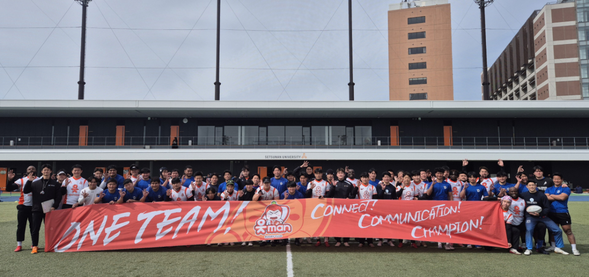 3월 일본 전지훈련 당시 합동훈련을 진행한 세츠난 대학 럭비부와 기념촬영을 진행한 읏맨 럭비단. /사진=OK금융그룹 스포츠단 제공
